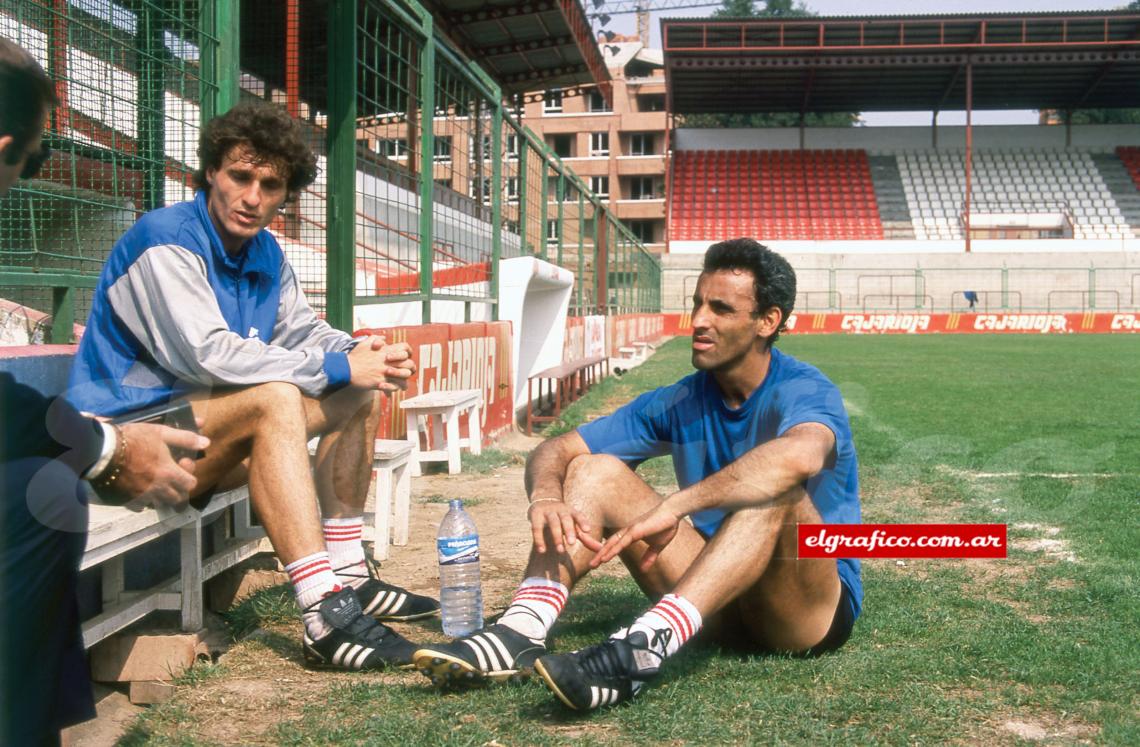 Imagen Junto a Oscar Ruggeri, en el estadio del Logroñés de España, donde fueron a jugar después de ganar todo con River, en 1988.