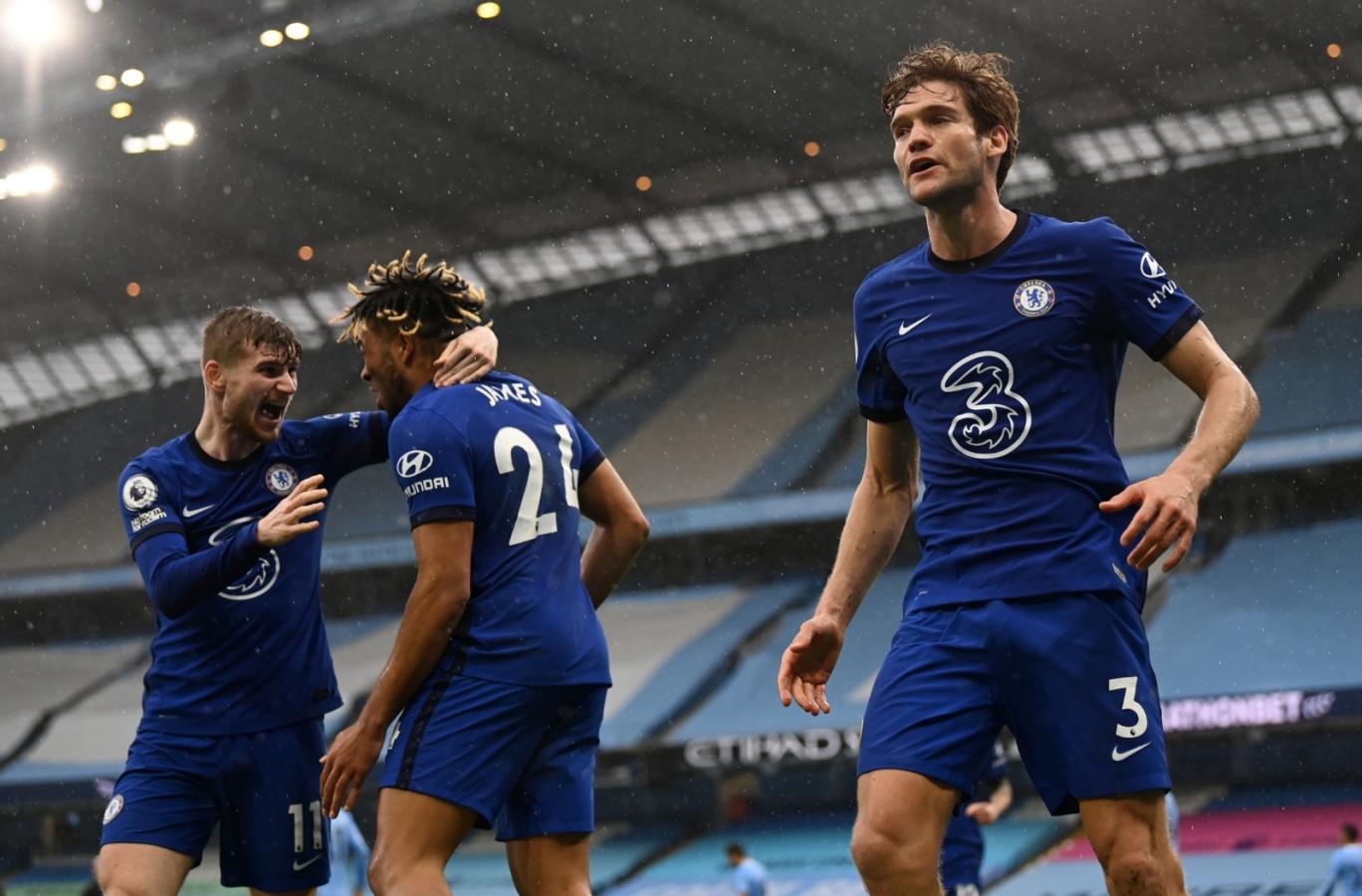Imagen Marcos Alonso y la alegría por haber marcado el gol del triunfo en el segundo minuto de descuento. Triunfazo del Chelsea en Manchester.