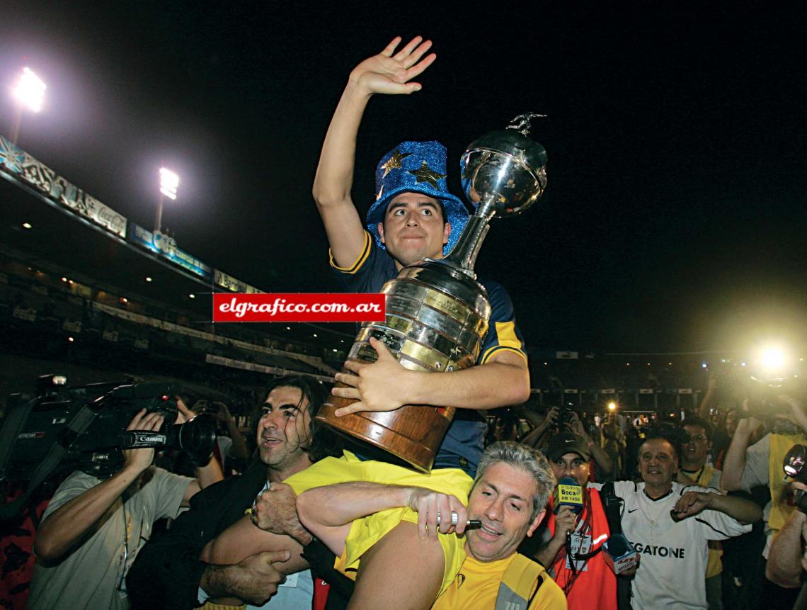 Imagen Riquelme sostiene en Brasil, la tercera Copa Libertadores de su vida.