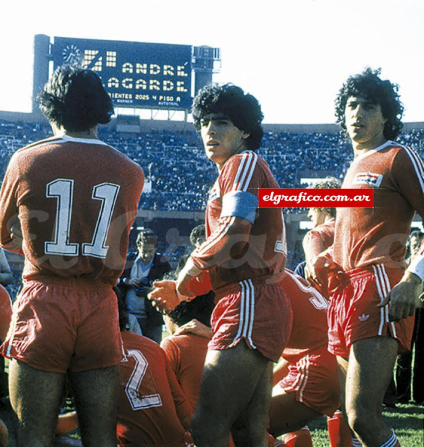 Cuidándole las espaldas a Maradona, en Argentinos Juniors, partido en el Monumental.
