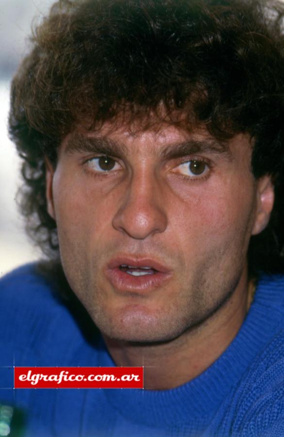 Imagen Oscar Alfredo Ruggeri nació el 26 de enero de 1962 en Córdoba. Debutó en Boca en 1980, luego pasó directamente a River en 1985.