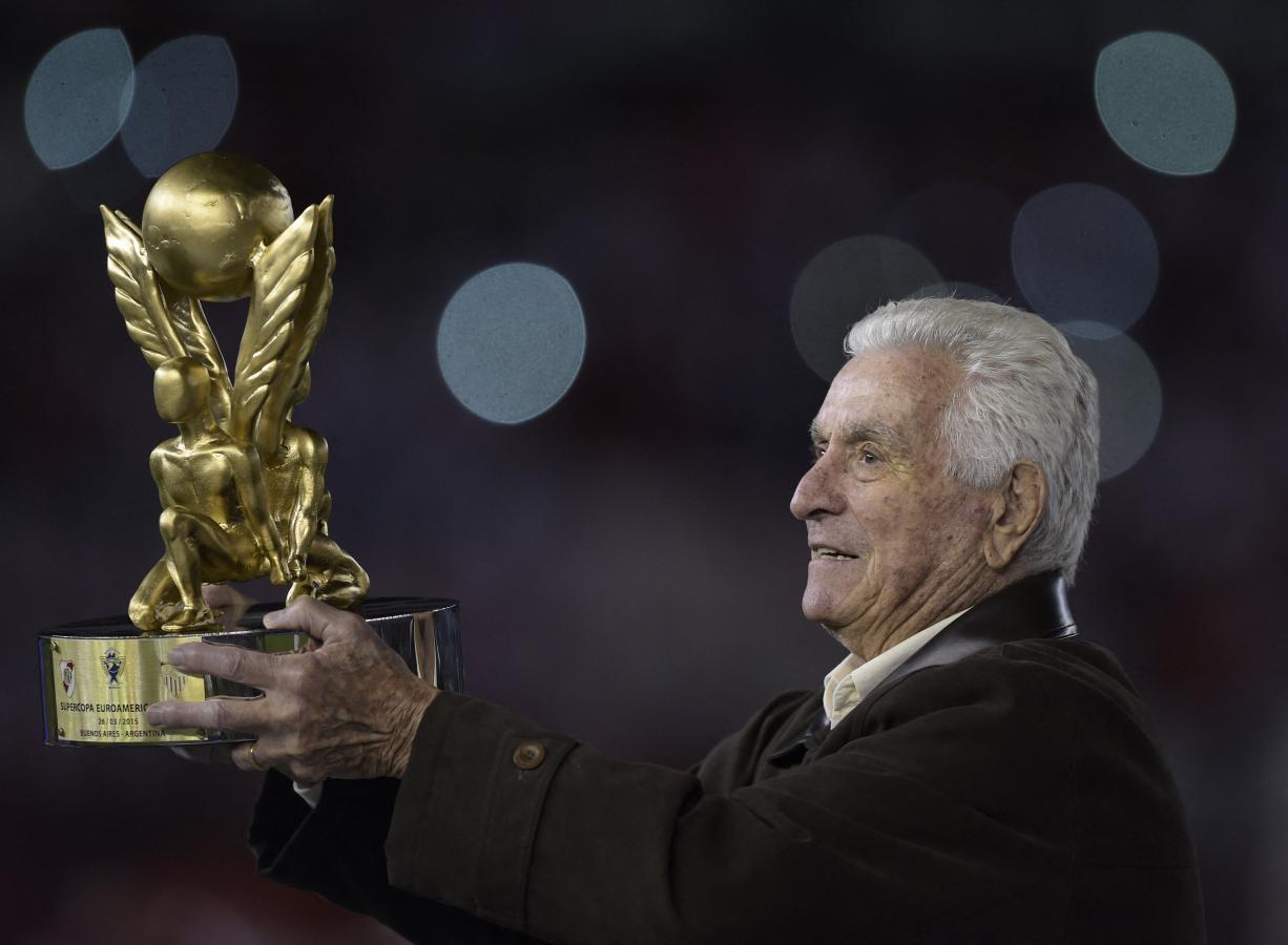 Imagen Amadeo Carrizo, gloria riverplatense, le entregó el trofeo a Leonardo Ponzio, que se lo ofreció a todos los hinchas.(Juan MABROMATA / AFP)