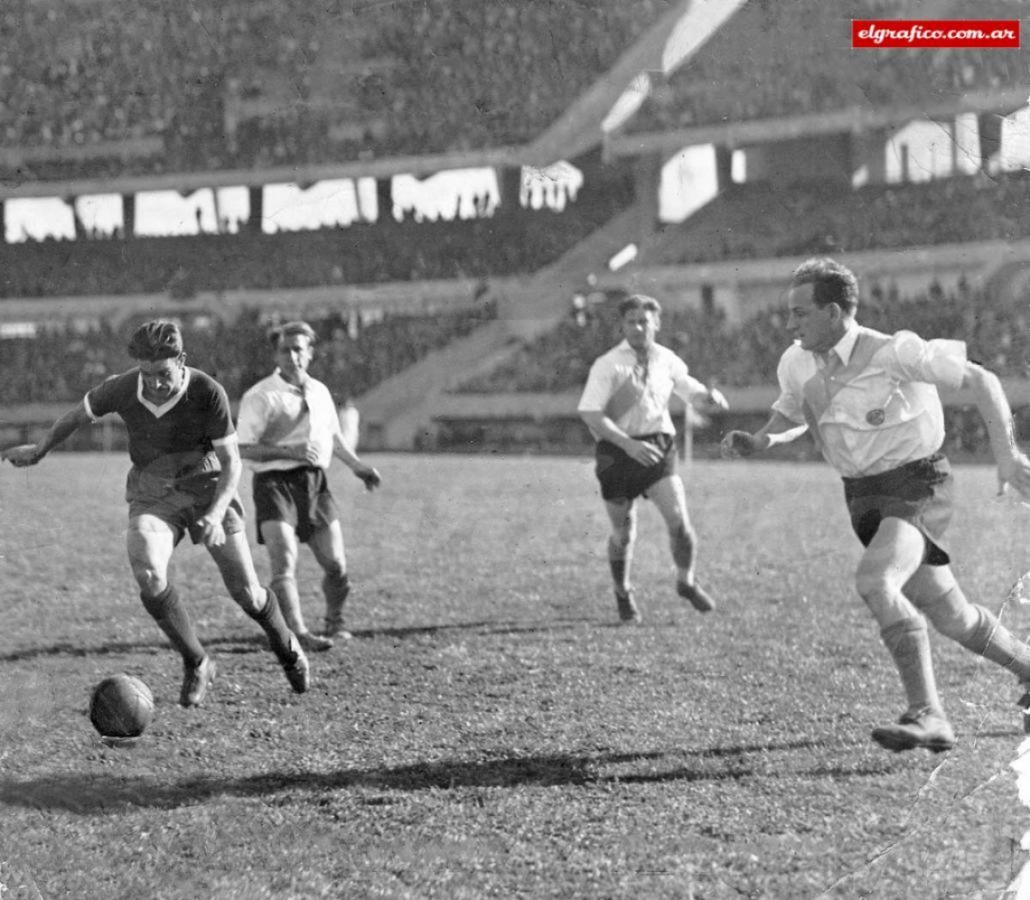 Imagen El estupendo gol de Vicente de la Mata en cancha def River Piafe en 1939, del que ofrecemos esta versión cuando Capote va apilando gente; le falta todavía años para que "todos" lo hayan visto. Es nada más que cuestión de tiempo... 