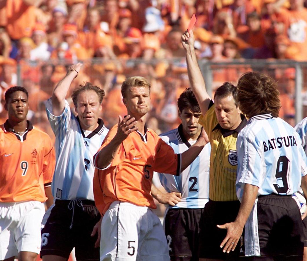 Imagen Numan vio la roja en Holanda en el segundo tiempo por una falta sobre Simeone (AFP)