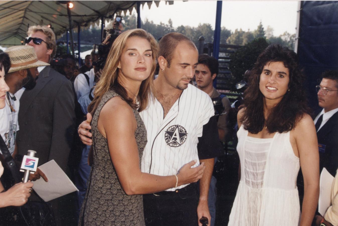 Imagen Gabriela Sabatini, con Andre Agassi y Brooke Shields, en julio de 1995.