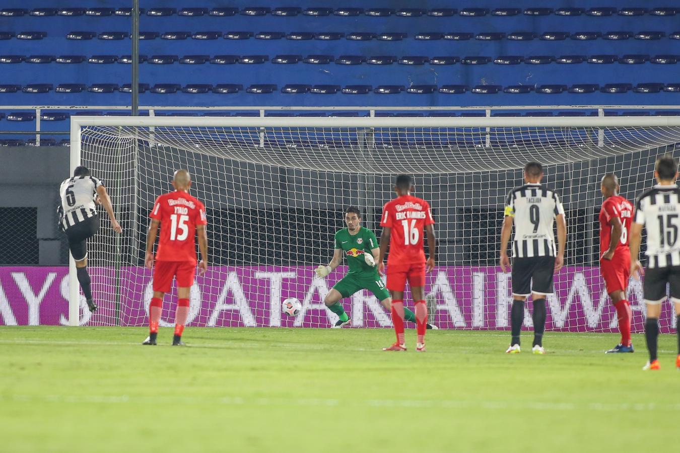 Imagen Diego Viera malogró este penal. Cleiton fue uno de los héroes de la noche en Asunción. Foto: @Sudamericana