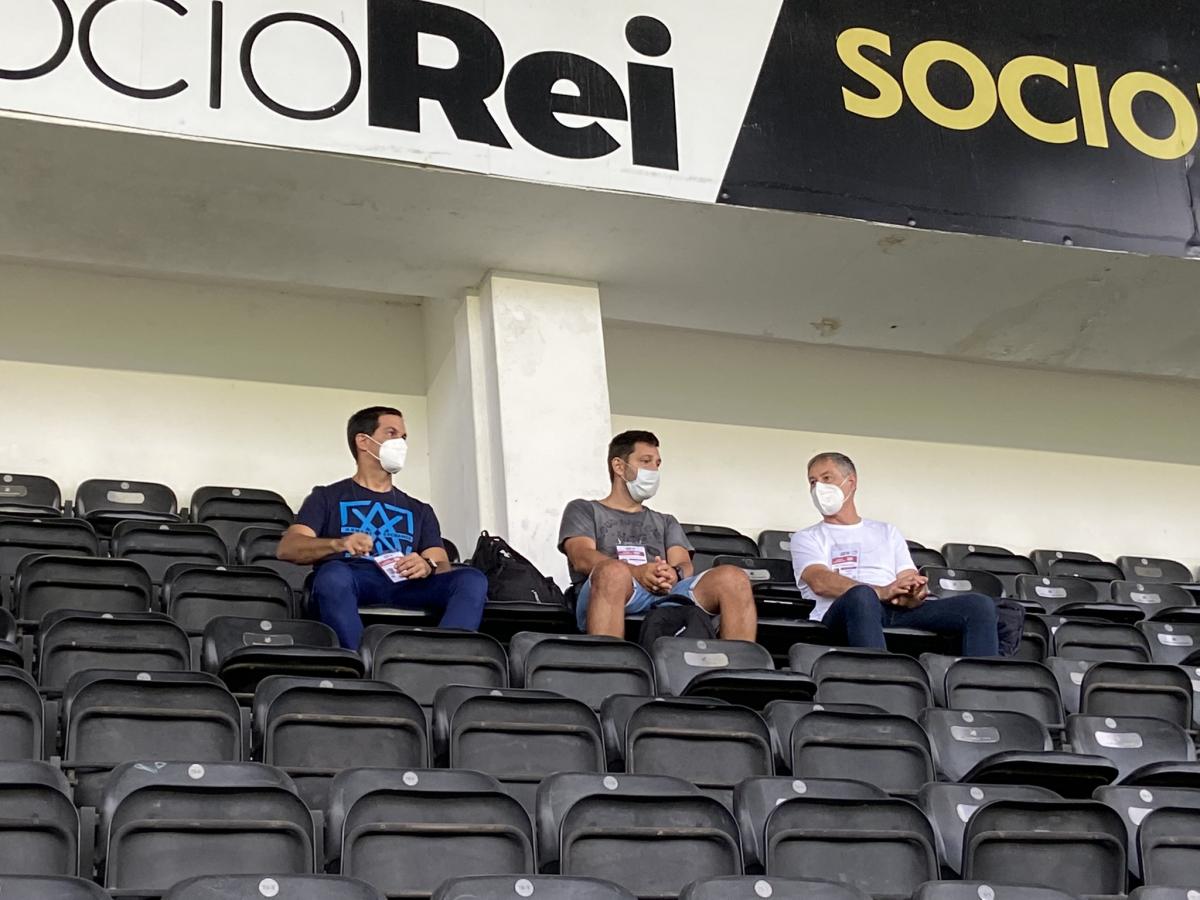 Imagen Holan siguió el partido de Santos desde la platea