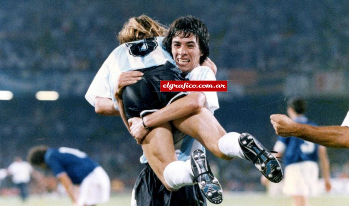 Imagen Claudio festeja en los brazos de Basualdo. El estadio permanece enmudecido. El árbitro amonesta a Caniggia (a los 83 minutos) y en el suplementario expulsa a Giusti. Argentina se queda sin dos de sus mejores hombres para la final frente a Alemania.