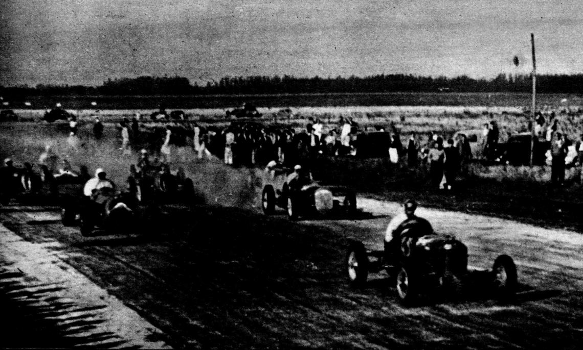 Imagen Largan las máquinas de fuerza libre. En primera fila, a la derecha, Benedicto Campos y al lado O. Jouchet. Detrás Rentería, que habría de ser ganador de la prueba conduciendo el Chevrolet con ruedas independientes de J. M. Fangio. 
