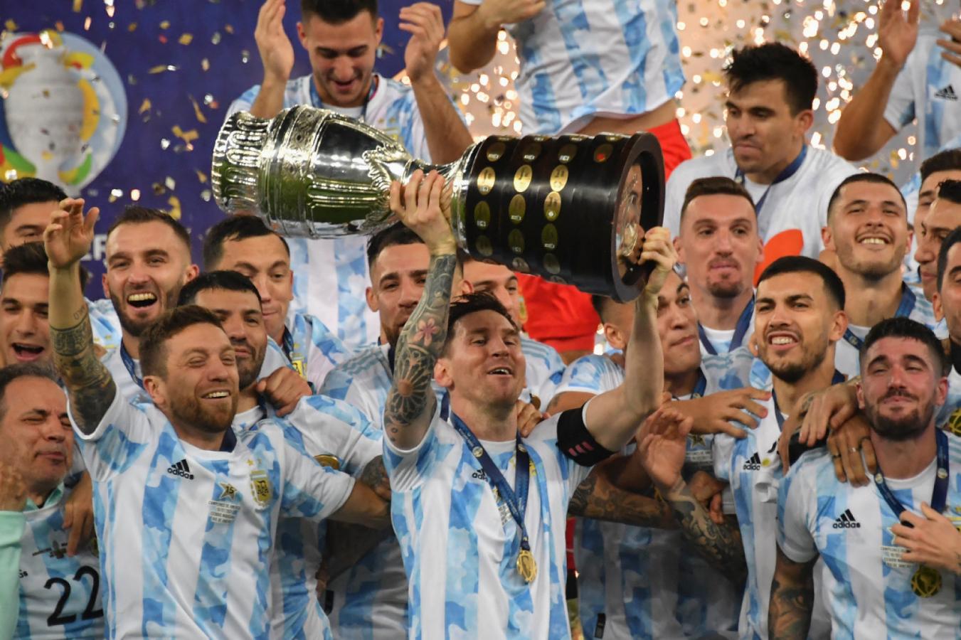 Imagen Messi levanta la Copa América. Foto AFP.