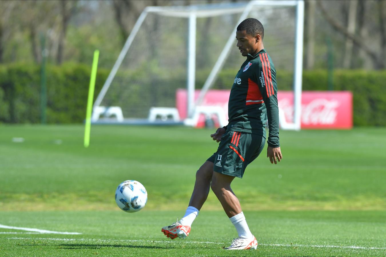Imagen De ka Cruz volvió maltrecho de las Eliminatorias y ya se perdió dos partidos con River.