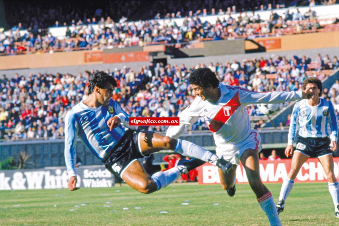 En la Selección frente a Perú en River. El cabezazo era una de sus grandes virtudes.