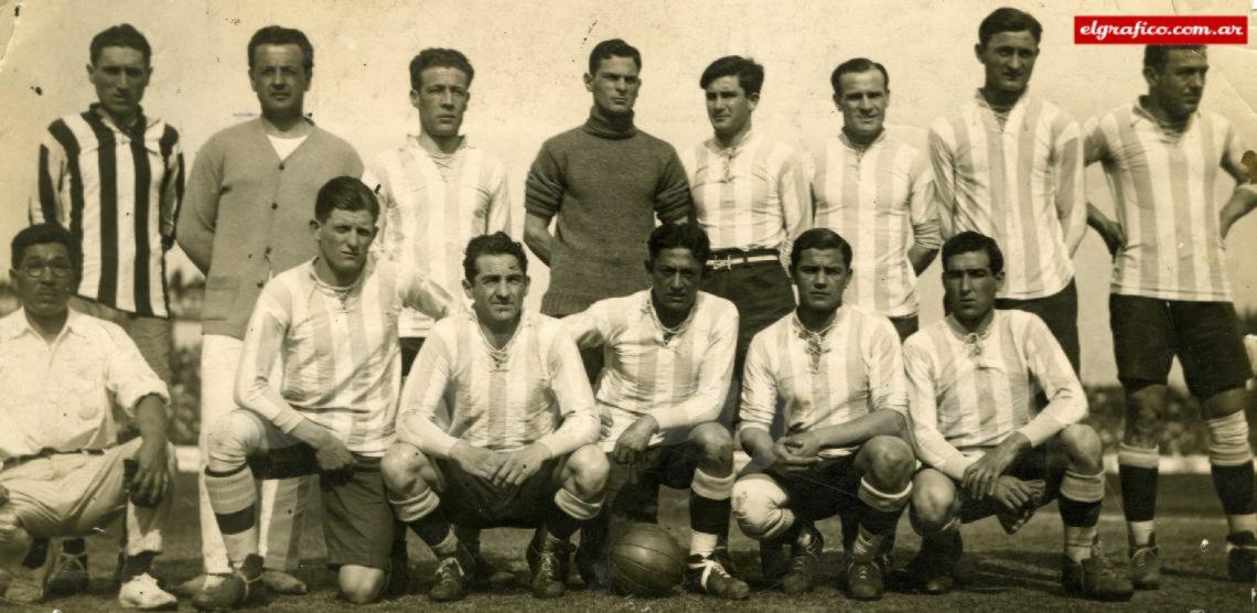 Imagen El combinado argentino que enfrentó al campeón olímpico, Uruguay en 1924: Calomino, linesman; Vázquez, entrenador; Médice, Tesorieri, Fortunato, Solari, Bearzotti y A. Celli. Agachados Hanai; Tarasconi; E. Celli, Sosa, Seoane, Onzari.