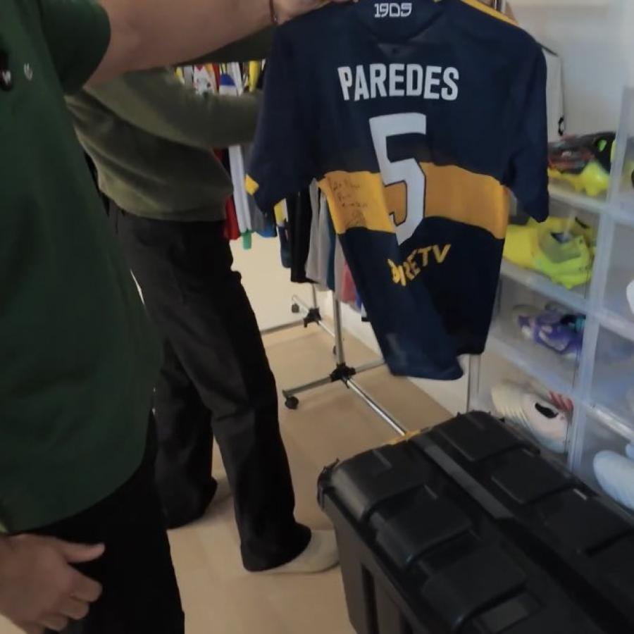 Imagen La camiseta de Boca que Paredes le mandó a Dybala.