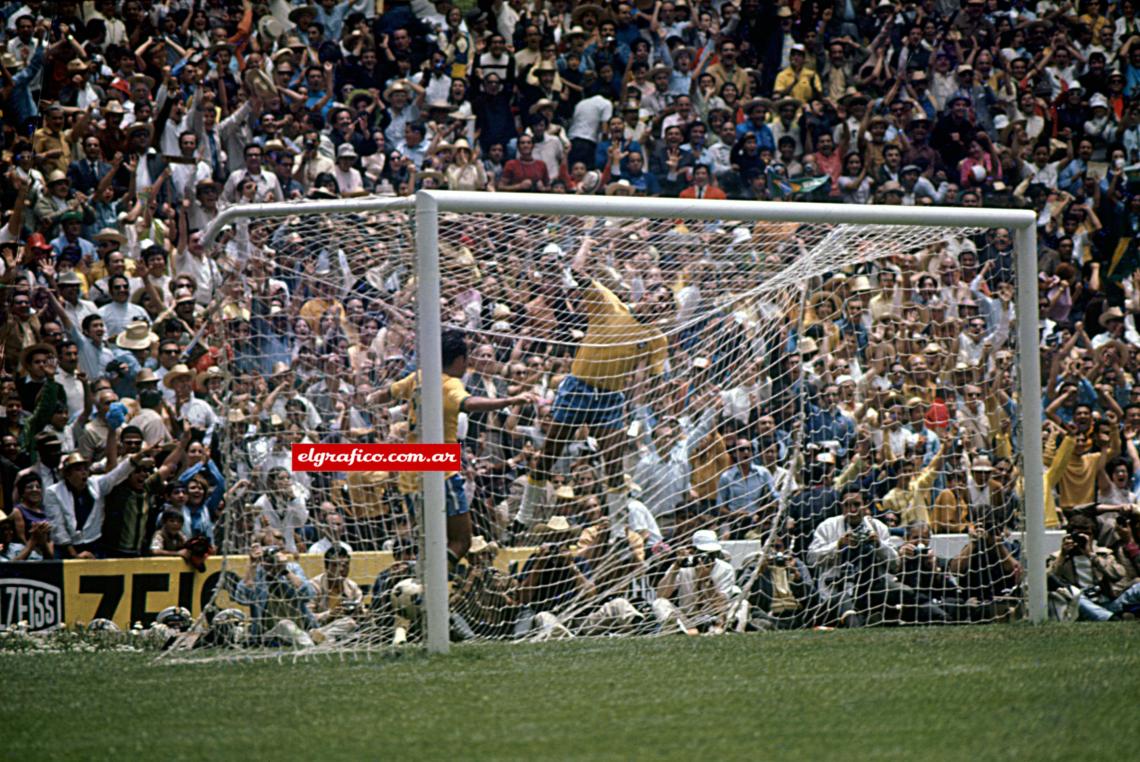 Imagen En el Mundial de México 1970. Brasil superó a Italia por 4 a 1. Carlos Alberto marcó el cuarto gol y lo celebró trepado a la red.