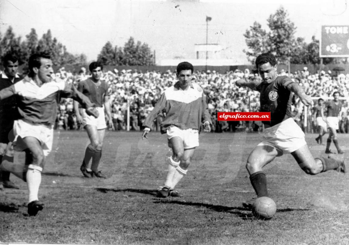 Imagen Su primera etapa en San Lorenzo fue desde 1953 hasta 1962, convirtió 238 goles en 258 partidos. Con un promedio de 0,92 goles por partido. 
