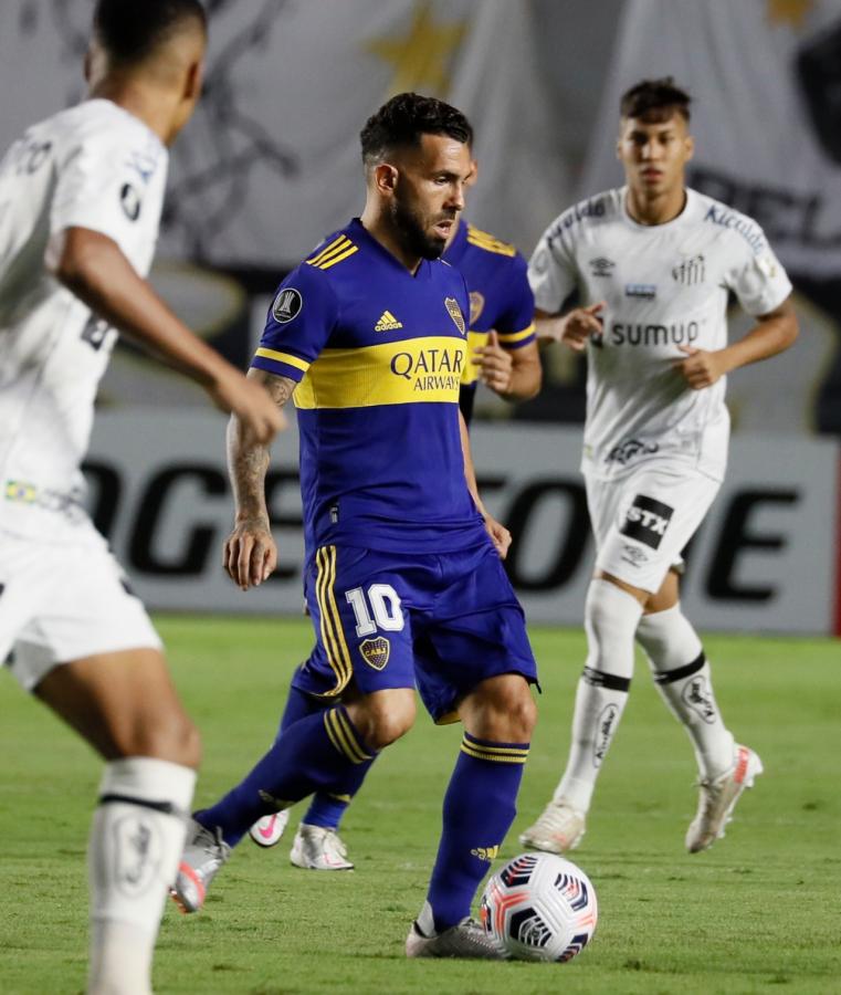 Imagen Tevez fue muy bien contenido por la defensa de Santos (@BocaJrsOficial)