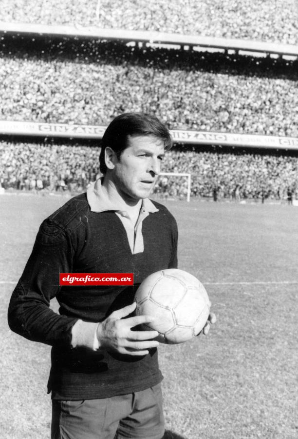 Imagen Antonio Roma, porteño, debutó en la primera de Ferro Carril Oeste. Luego de grandes actuaciones en el club de Caballito, fue transferido a Boca, junto a Marzolini, en 1959. 