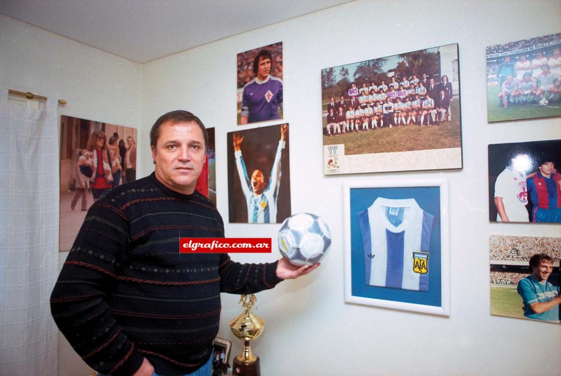 Imagen Bertoni en el rincón de recuerdos del Mundial, en su casa. Es observador de jugadores.