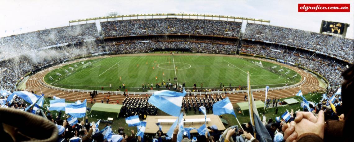 Imagen El Monumental en el instante de la salida de Argentina previo a la final del Mundial 1978.