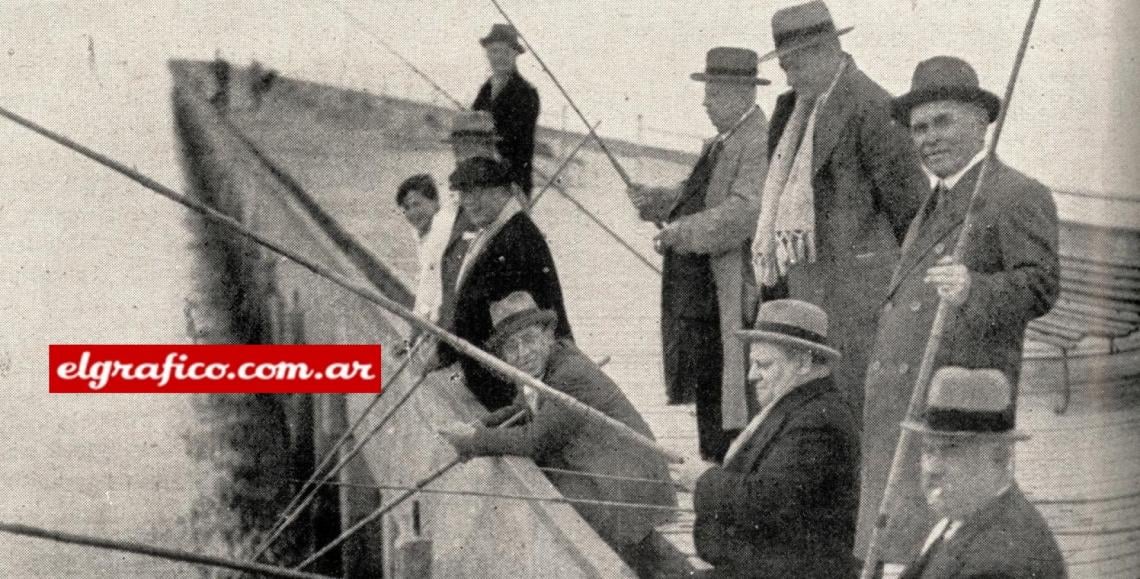 Imagen No importa que la tarde esté gris ni que no pique. Cuando existe clase de pescador, a la caña, se posee la esperanza necesaria para aguardar en vano, y la resignación cristiana que ayuda a aceptar las veleidades de los peces. Por eso saben sonreír después de muchas horas cañeando contra la corriente, sin pescar ni una mojarrita.