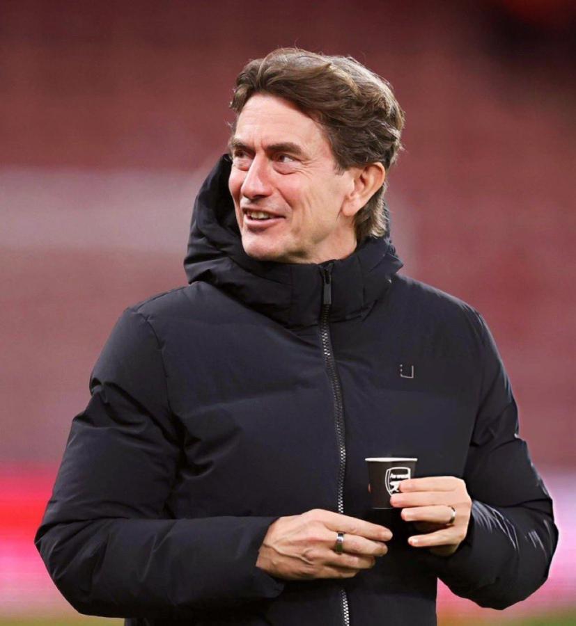 Imagen El comienzo del fin: Frank bebiendo de una taza de café con el escudo de Arsenal.