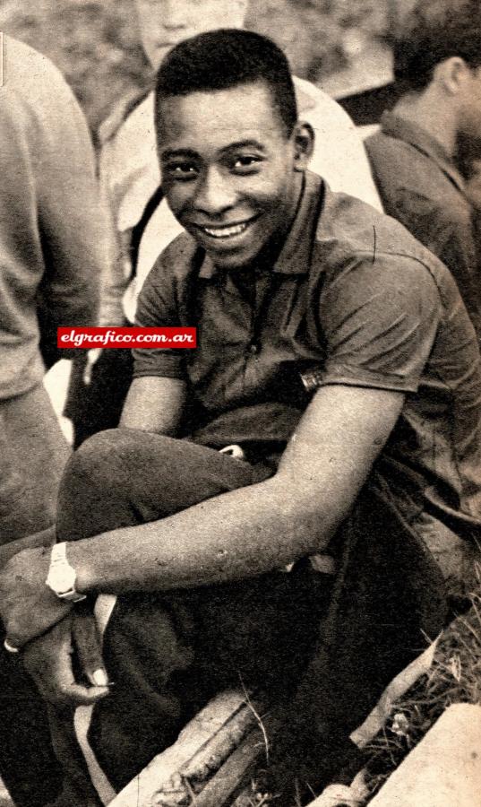 Imagen Gloria del fútbol mundial. Pelé ya demostró desde chico ser un crack, con las camisetas del Santos y de la Selección de su país.
