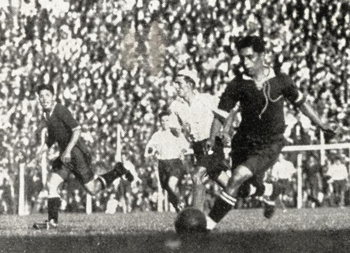 Martínez y Castillo inician un ataque perseguidos inútilmente por Garraffa, a quien procura apoyar Bonelli.