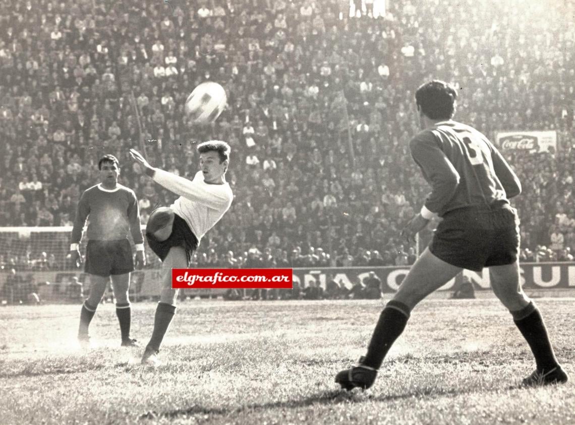 Imagen La imagen fue capturada por H. Speranza en octubre de 1964, lo muestra a Alberto Rendo con la camiseta de Huracán.