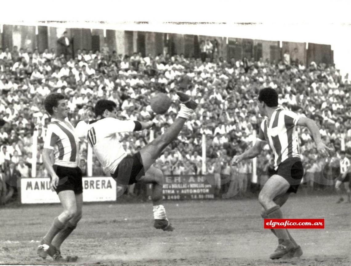 Imagen La fotografía fue obtenida el 2 de Abril de 1960, en el partido All Boys 2 - Unión (SF) 1 perteneciente a la cuarta fecha del Torneo de Primera B de 1960. Foto: Robert.