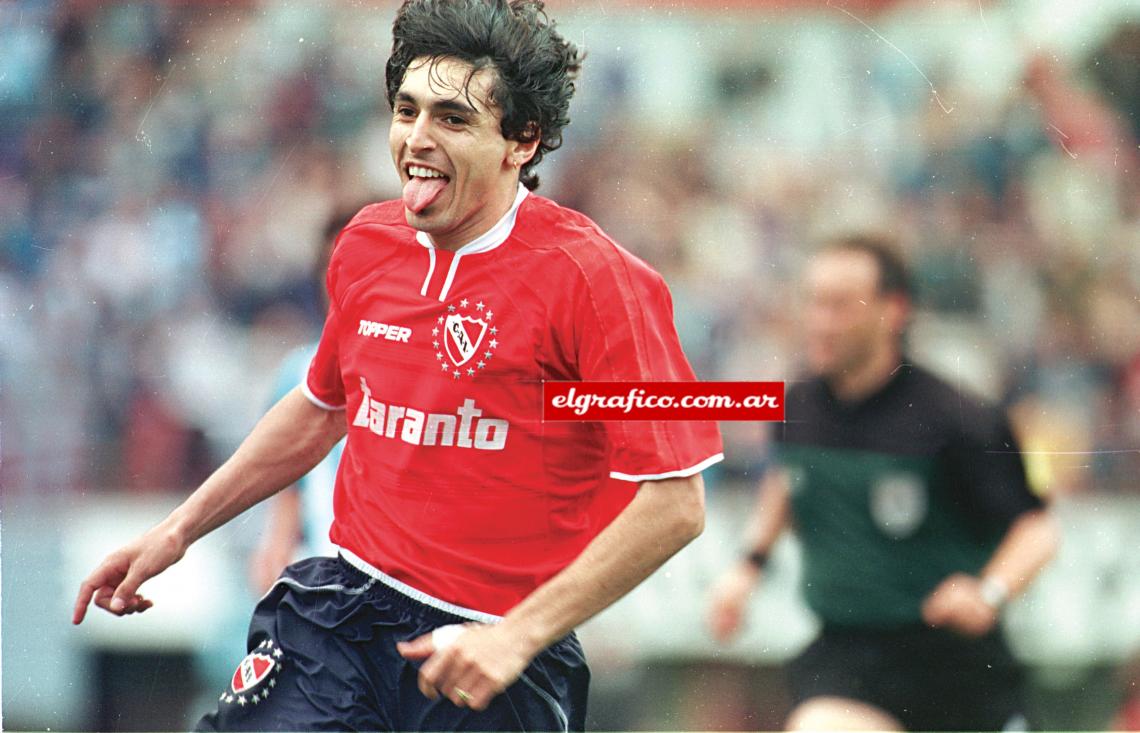 Imagen El Cuqui celebrando uno de los 44 goles que gritó con la camiseta del Rojo en sus dos pasos por el club de Avellaneda.