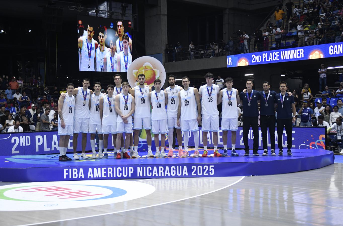 Imagen El plantel argentino, con la medalla de subcampeón de la Americup.