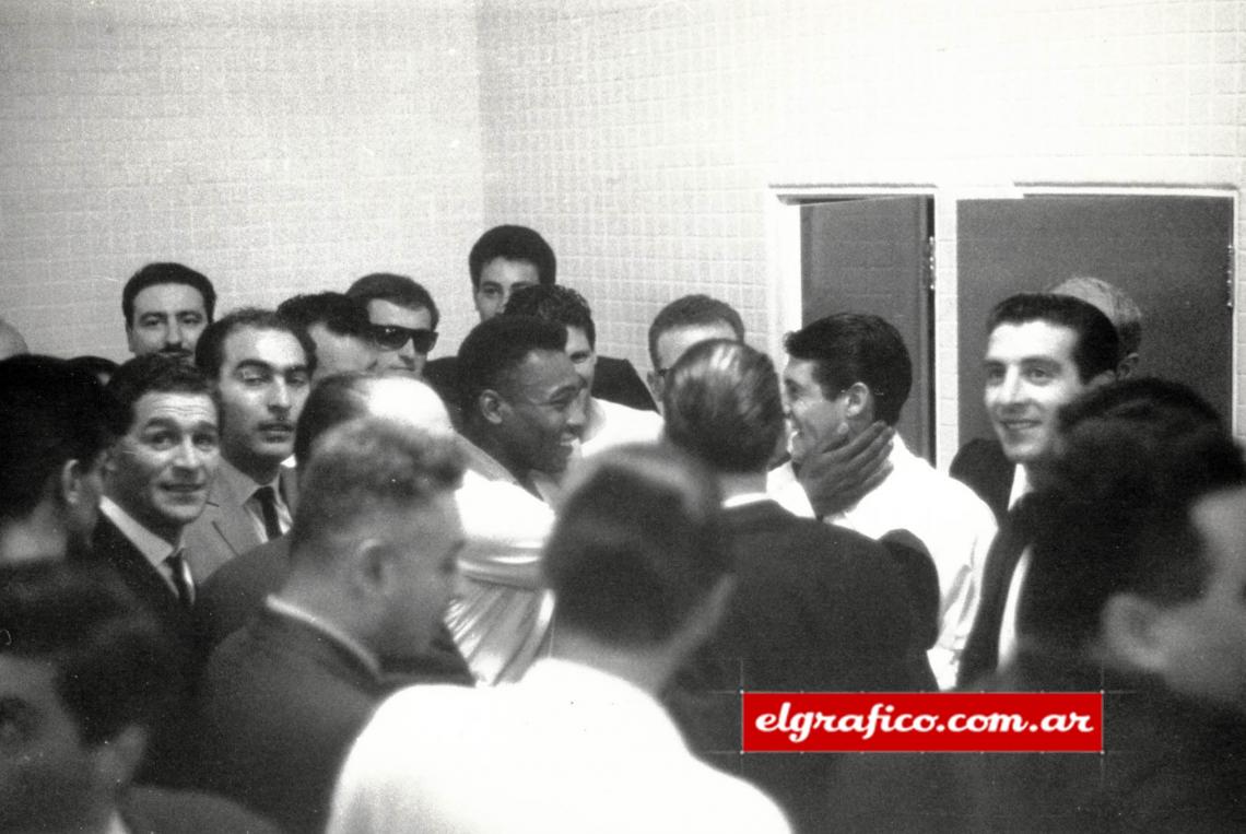 Imagen Pelé sonríe en el vestuario visitante. Santos había ganado la Copa el año anterior.