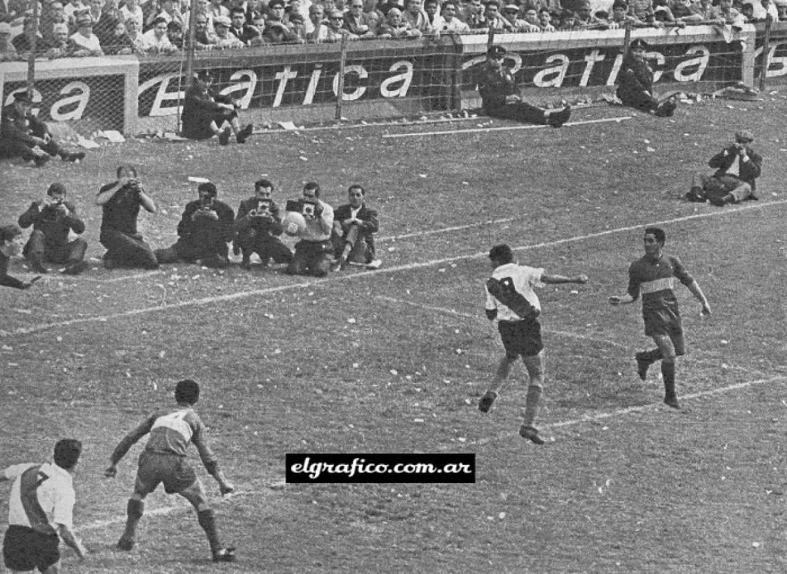 Imagen La pelota sobra el salto de Silvero. Cabezazo de Artime. Frenteando la pelota hacia abajo, al palo izquierdo de Roma. Gol de River.