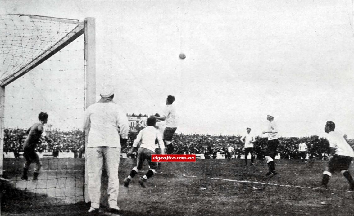 Imagen UN CORNER TOMADO POR CALOMINO, PONE EN PELIGRO LA VALLA DEFENDIDA POR BELOUTAS. FOGLINO ALEJA LA PELOTA DE UN CABEZAZO.