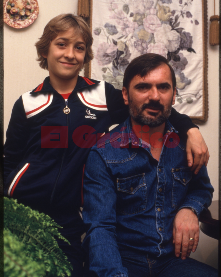 Imagen Suñé y su hijo, Diego, en 1985.