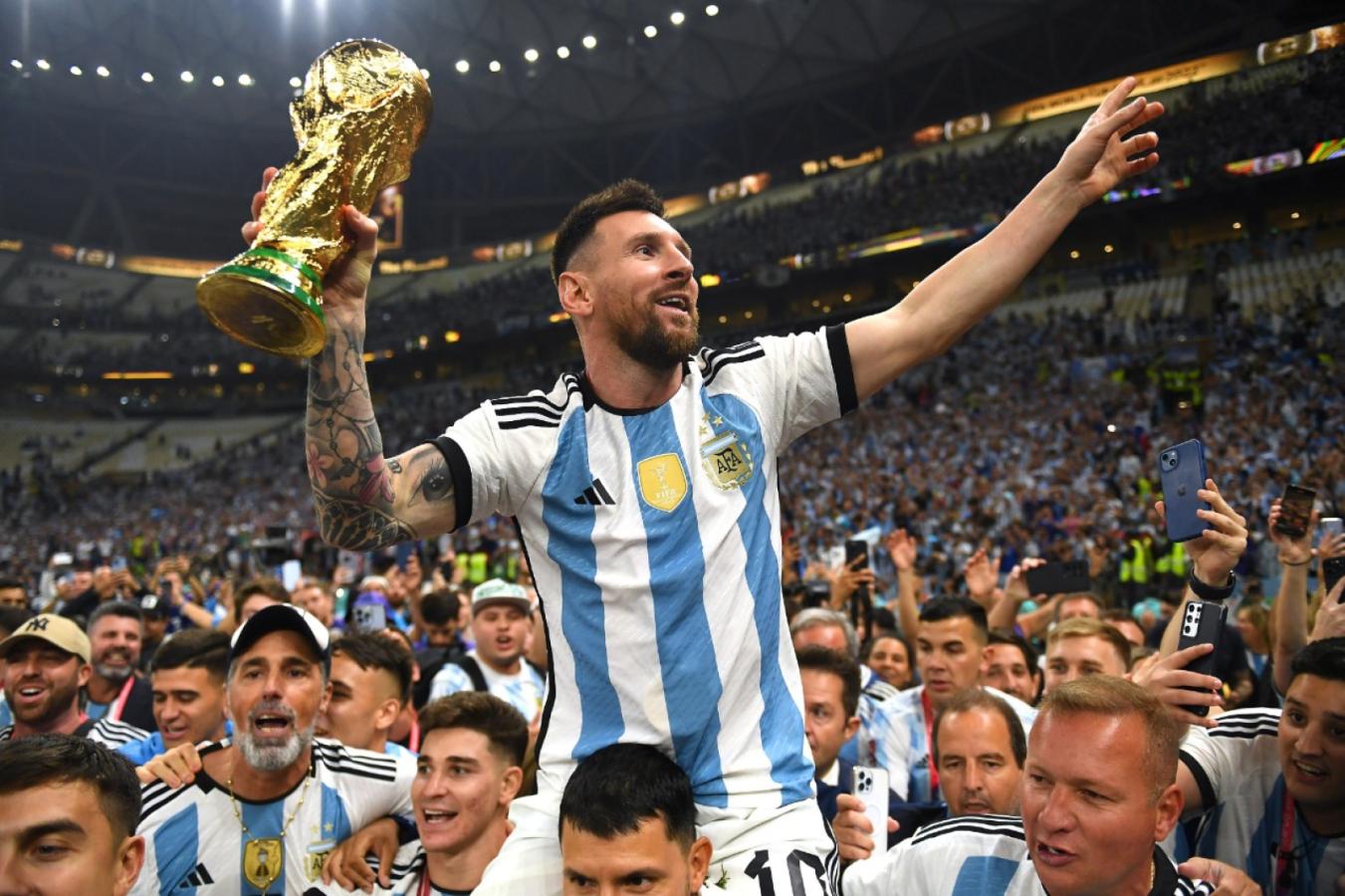 Imagen Messi festeja con la Copa del Mundo