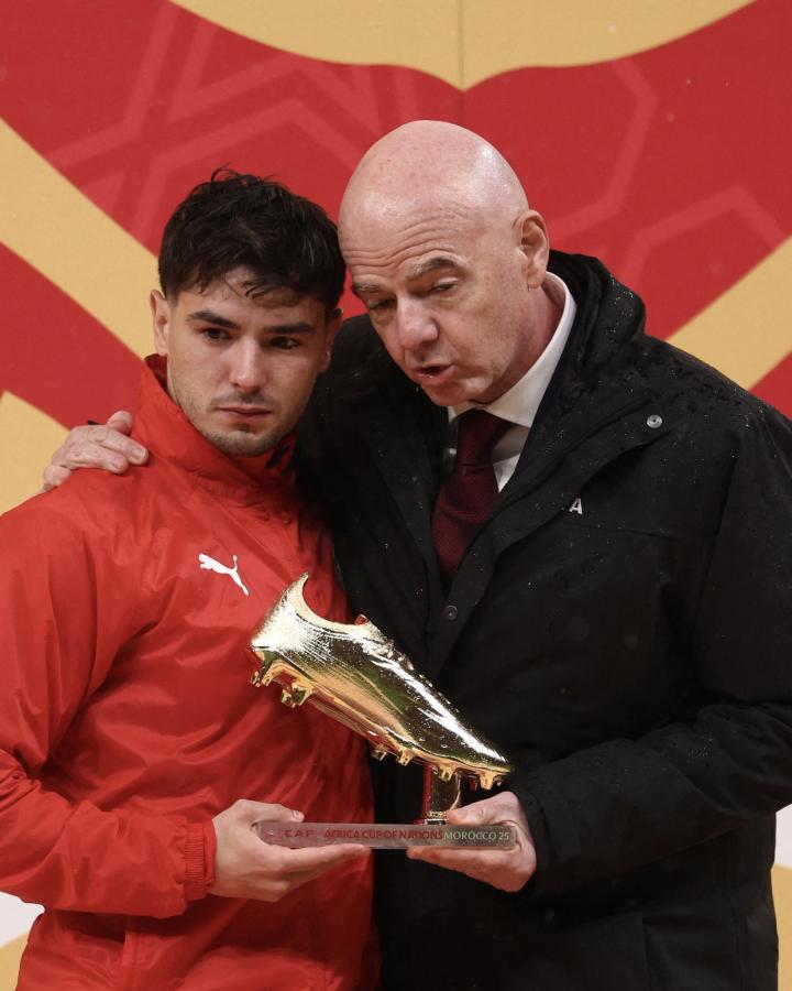 Imagen Infantino consuela a Brahim Díaz por el penal fallado y la derrota.