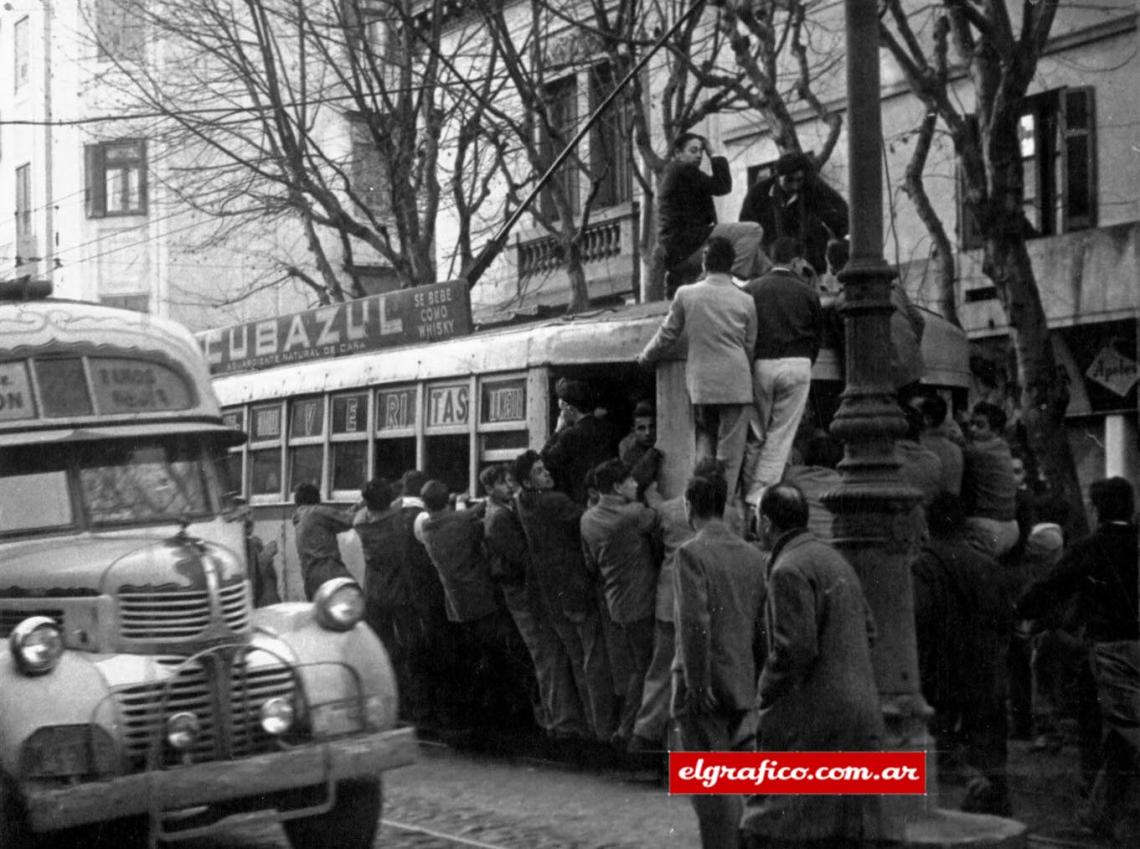 Imagen Tranvía repleto. Hoy tenía que ser el día y había que llegar a La Boca como fuera.