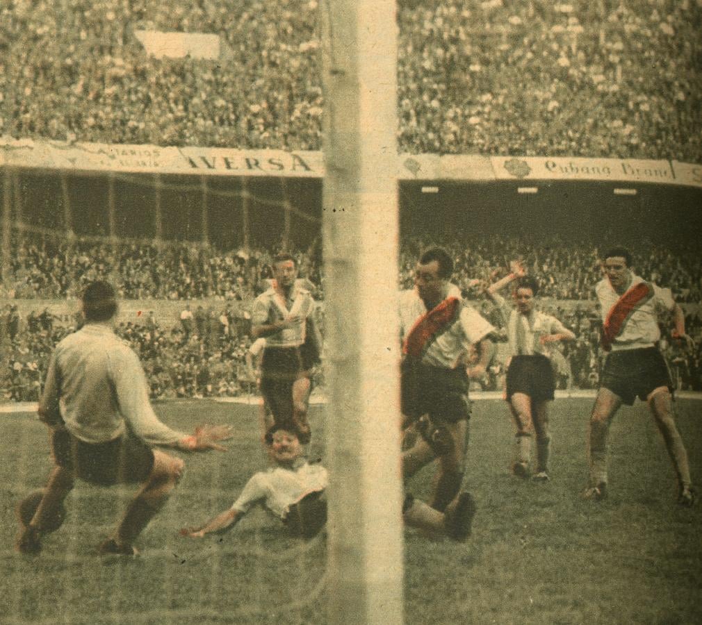El "viejo" Gallito, que después de largo peregrinaje retornó a River Plate, desarrolló una tarea meritísima y muchas veces puso en apuros a la defensa local. En esta jugada perdió el gol por cuestión de centímetros, ya que su tiro salió junto a uno de los postes, el más lejano a Favalli. García Pérez había llegado tarde en su intervención.
