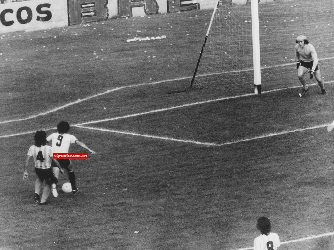 Imagen 3. Ahora sí aparecen... Bianchini con el cinco y el otro es Domínguez. Pero Vidal ya tocó con la zurda.