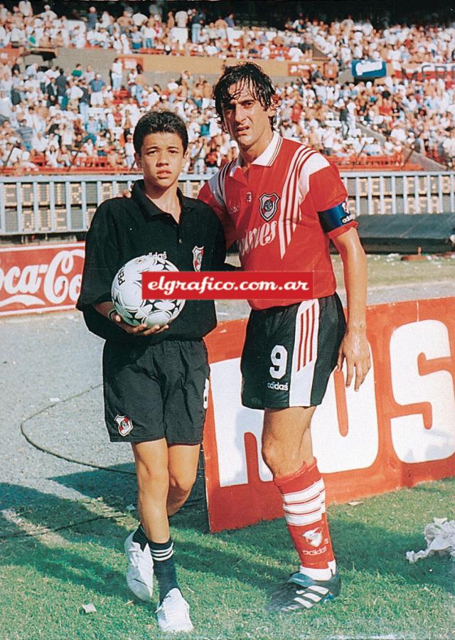 Con su ídolo. Posando con el Príncipe Francescoli en 1996, cuando fue alcanzapelotas.