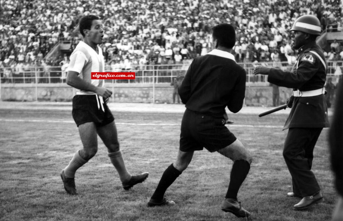 Imagen EMPIEZAN LOS INCIDENTES. El gol del empate peruano de Tenemas fue claramente en off side.Zárate le recrimina al línea Ortubé su ambigua actitud en el primer gol peruano. Primero marcó el off side y luego bajó la bandera.