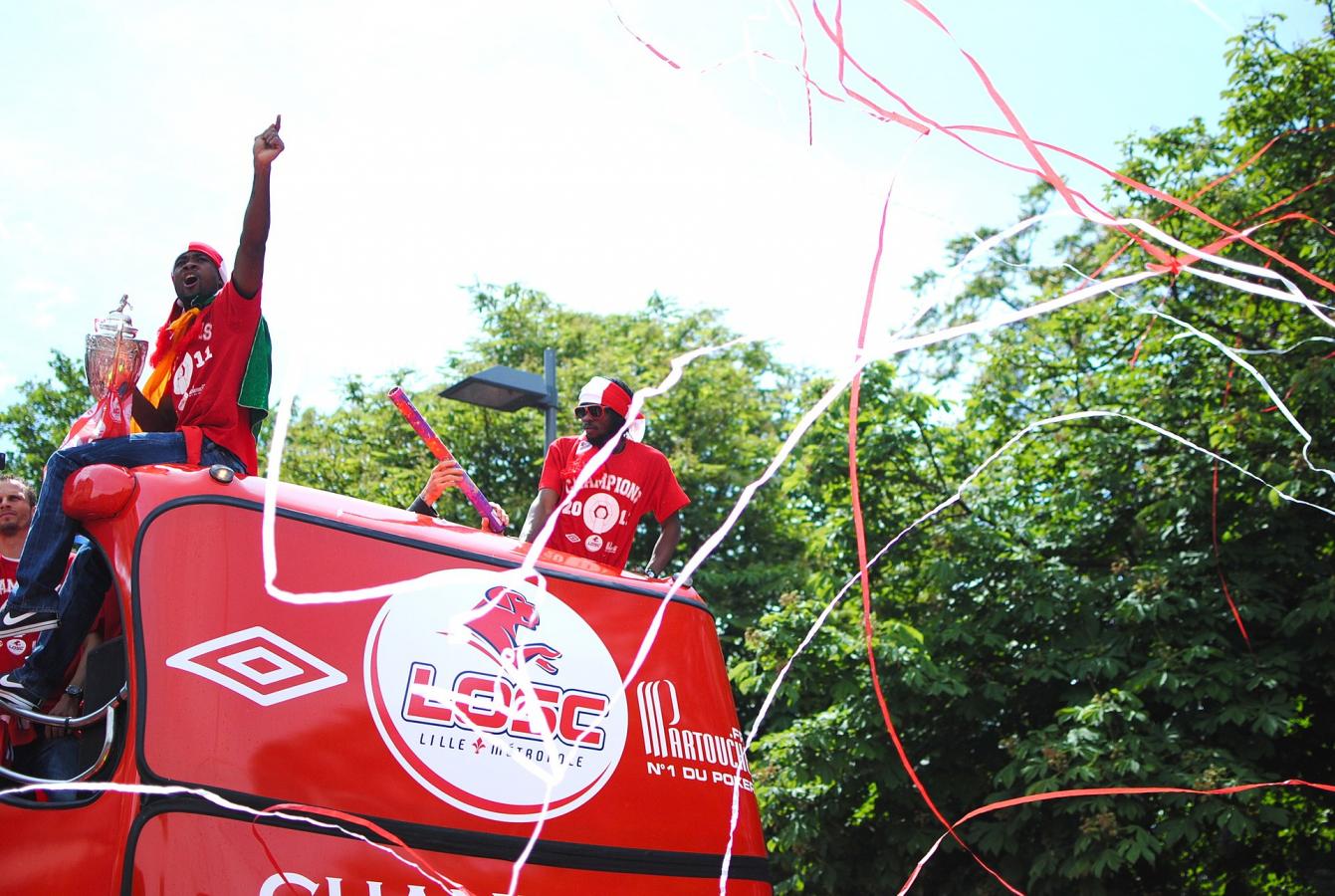 Imagen El plantel del Lille, arriba de un micro, se pasea por la ciudad con los trofeos, tras obtener el doblete en la temporada 2010/11.