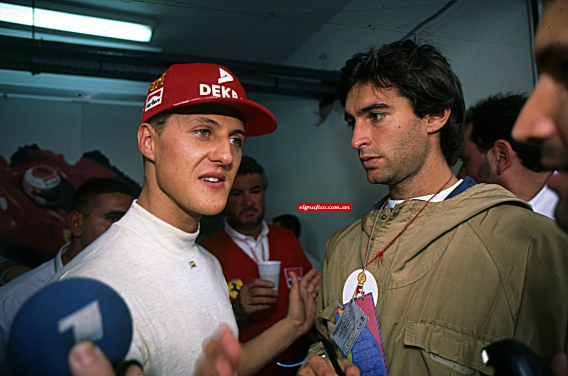 Michael Schumacher con Darío Bombini, de EL GRÁFICO, en la puerta del box de Ferrari. Se mostró un tanto perturbado por el asedio del público.