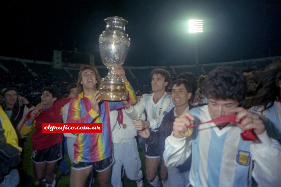 Imagen Entre Astrada y Ruggeri, Batistuta, una de las figuras del torneo, con la Copa en ñla vuelta olímpica.