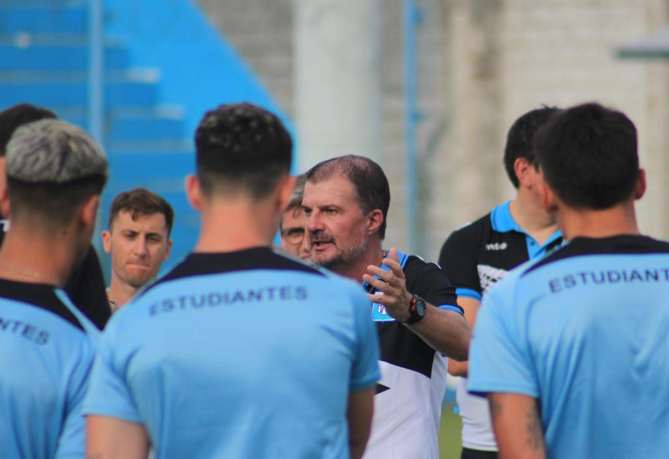 Imagen Gustavo Raggio, al frente del plantel de Estudiantes durante la pretemporada. Federico Stagnari dirige al equipo en su ausencia.
