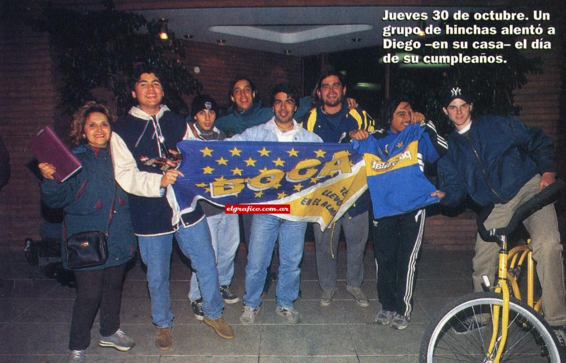 Imagen Jueves 30 de octubre. Un grupo de hinchas alentó a Diego –en su casa- el día de su cumpleaños.
