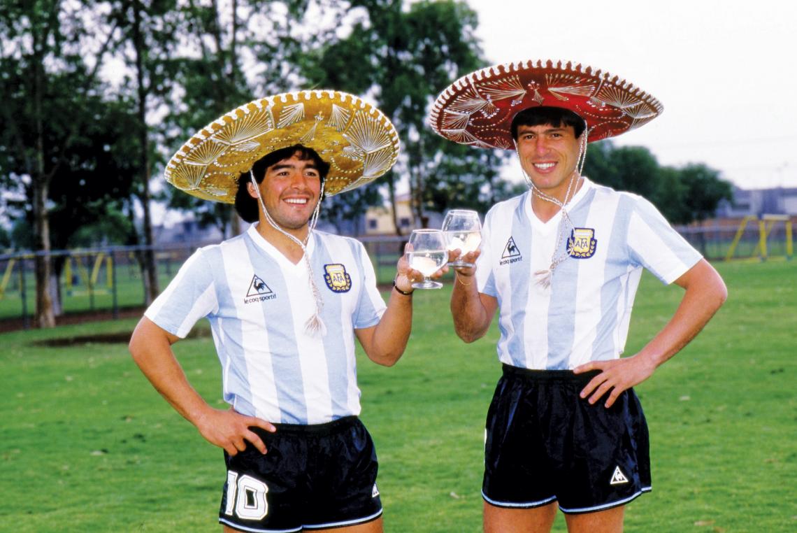 Imagen Passarella y Maradona posan en la previa del Mundial de México 1986. Los dos capitanes Campeones del Mundo.