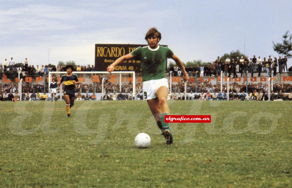 Imagen En Sarmiento de Junín jugó un campeonato en 1981, a préstamo de Boca, para tener continuidad. Allí explotó.